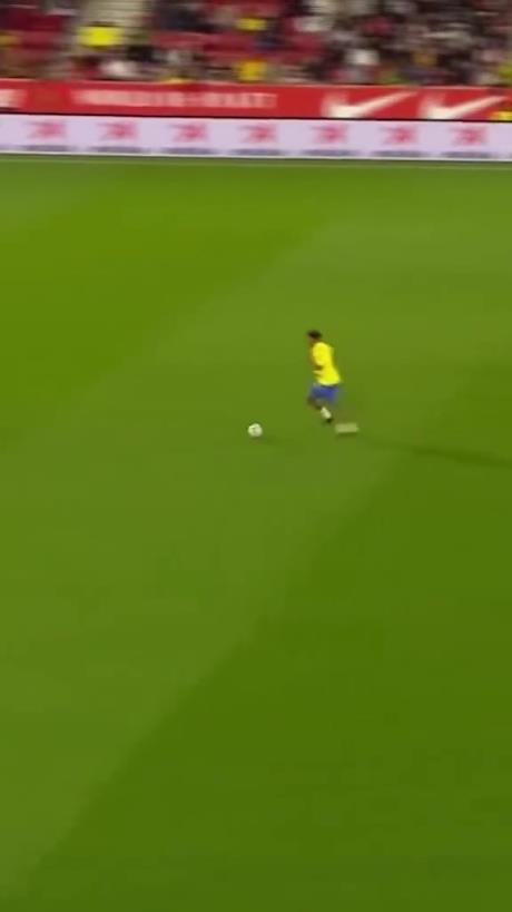 45歲還開(kāi)掛！小羅再現(xiàn)牛尾巴過(guò)人，微笑單挑門(mén)將輕松打進(jìn)